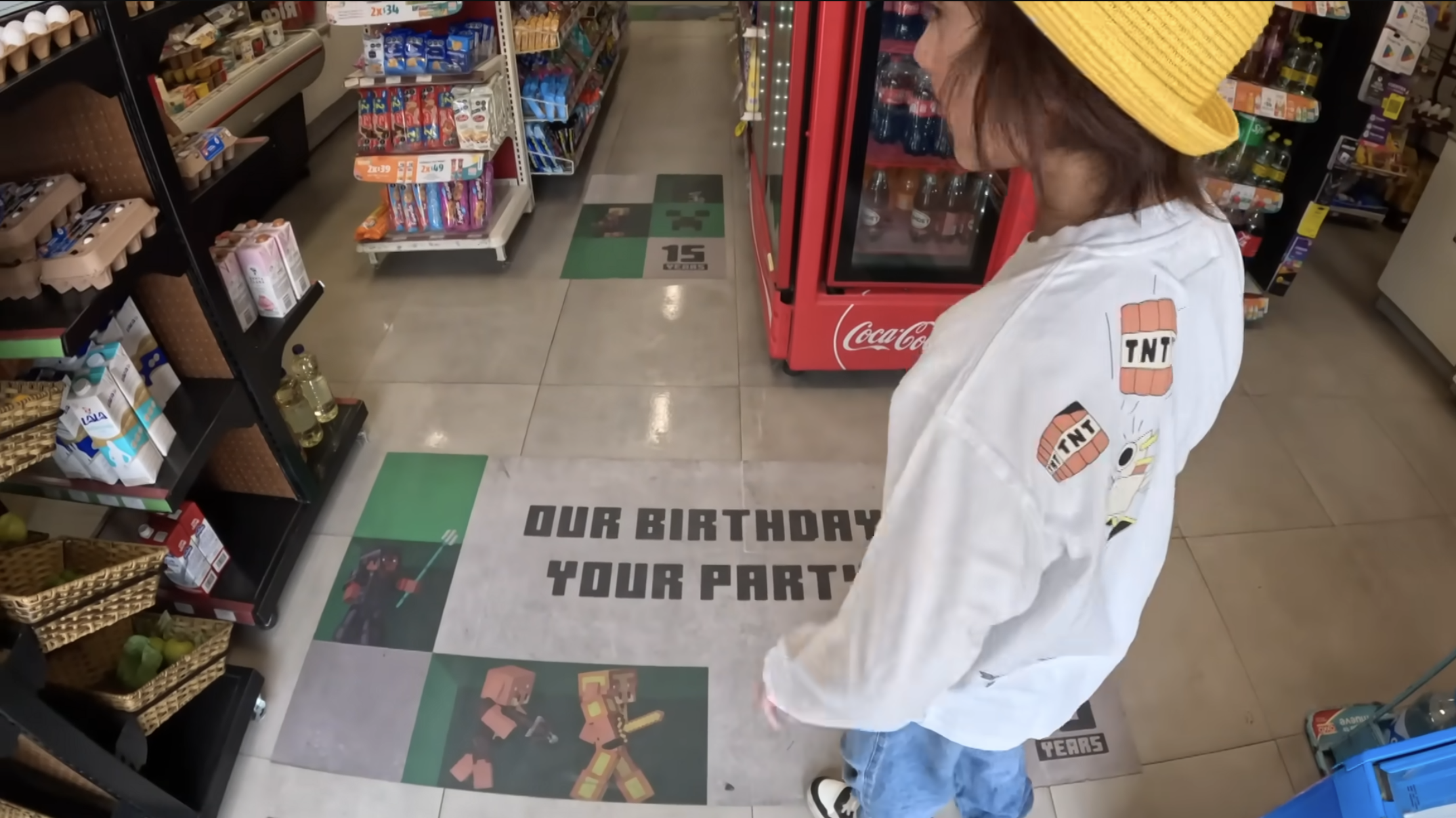 Interior del Oxxo de Minecraft, con el piso y los refrigeradores decorados al estilo del popular videojuego.